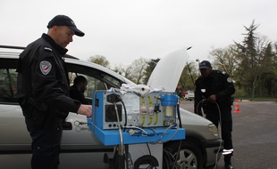 Chaque vendredi, les policiers de l’Unité de contrôle technique analysent les fumées qui sortent de vos pots d'échappement. Sans qu'il y ait forcément d'amendes en cas de dépassement des seuils.