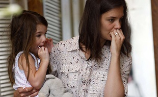 Katie Holmes habille parfois sa fille comme elle, mais les spécialistes déconseillent cette pratique.