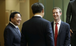 Lu Wei, ici en 2015 avec le président Xi Jinping et Mark Zuckerberg, est poursuivi pour corruption.