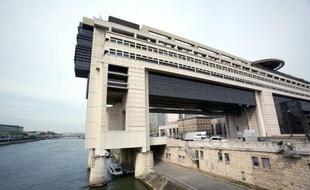 La France devrait connaître une brève récession au quatrième trimestre 2011 et au premier trimestre 2012 et il sera "difficile" d'atteindre l'an prochain la prévision de 1% de croissance sur laquelle le gouvernement a basé son deuxième plan de rigueur, a estimé jeudi l'Insee.