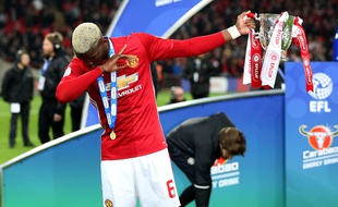 Pogba envoie un dab avec la Coupe de la Ligue anglaise.