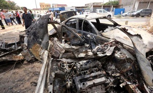 Site de l'explosion d'une voiture piégée à Tripoli, près d'une prison où est détenus l'un des fils du dictateur déchu Mouammar Kadhafi, le 9 septembre 2015