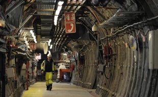 Un employé marche dans un couloir du laboratoire souterrain de Bure, opéré par l'Agence nationale pour la gestion des déchets radioactifs (Andra), le 4 février 2013