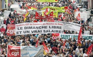 Les syndicats battent le pavé mardi, jour de la fête du travail, en ordre dispersé mais avec la volonté commune d'inscrire le social au coeur du second tour de la présidentielle et de prendre date pour les échéances d'après-élections.