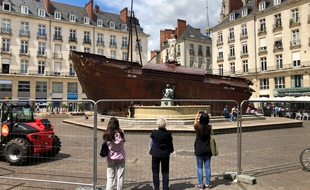 L'œuvre Le Naufrage de Neptune d'Ugo Schiavi est installée au centre de la place Royale. Pour l'instant protégée par des grilles.