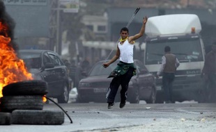 Un Palestinien manifeste contre les forces israéliennes dans le camp de réfugiés de Jalazone, aux abords de Ramallah, en Cisjordanie