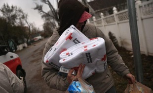 Certaines opérations de distribution d'aide ont dû être suspendues, a indiqué la FEMA, l'organisme fédéral qui gère les opérations d'urgence.