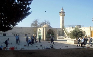 Des Palestiniens ont jeté des pierres et des chaussures en direction de policiers israéliens qui escortaient des touristes juifs et chrétiens sur l'esplanade des Mosquées, dans la Vieille ville de Jérusalem-Est, a-t-on appris mardi de source policière.