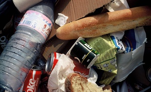 Des déchets alimentaires à la poubelle.