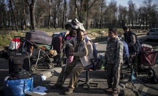 Une famille rom évacuée de son campement le 5 mars 2014 à Lyon