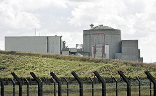 Le réacteur et le bâtiment des turbines à la centrale nucléaire de Gravelines.