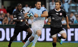 Le Bayonnais Scott Spedding (en bleu) face à Biarritz, le 28 septembre 2013