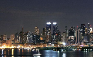 La nuit tombe sur l'île de Manhattan à New York, en 2007