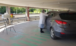 Le prélèvement est fait par la fenêtre de la voiture.