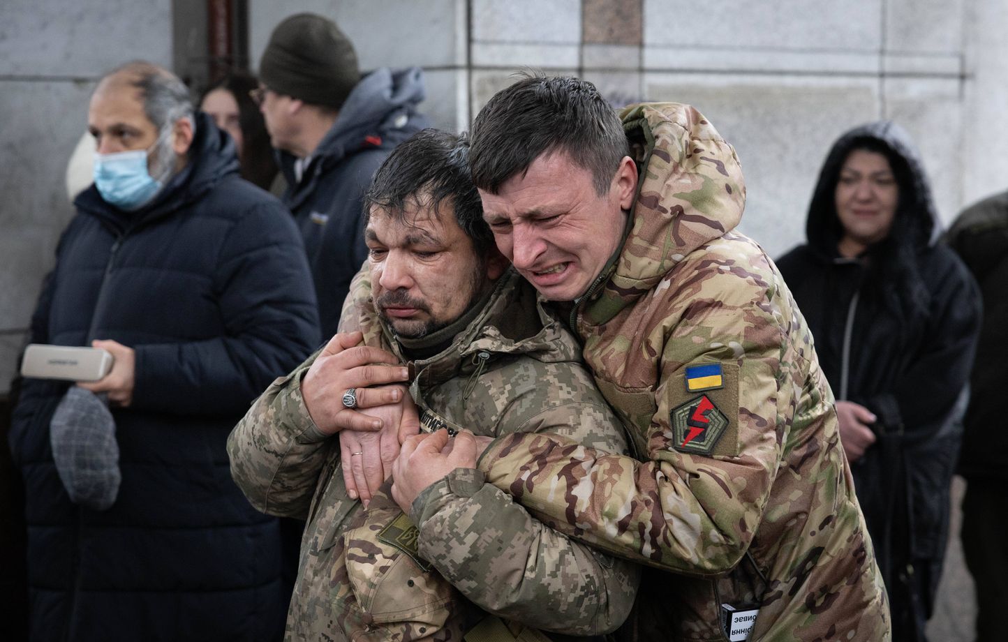 Des frères d'armes pleurent lors de la cérémonie funéraire du soldat ukrainien Andrii Trachuk sur la place de l'Indépendance à Kiev.