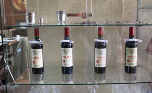 Illustration de bouteilles de petrus