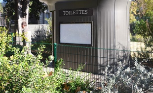 Un sanitaire sur l'esplanade à Montpellier.
