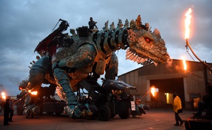 Le dragon a débarqué jeudi matin dans les rues de Calais