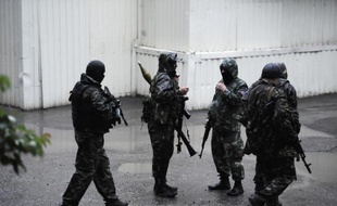 Des miliciens prorusses attaquent la garde nationale ukrainienne à Donetsk, le 26 juin 2014