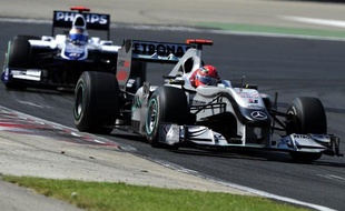 Michael Schumacher a longtemps bloqué Rubens Barrichello (au second plan) au Grand Prix de Hongrie, le 1er août 2010