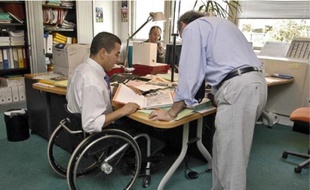 La présence d'un salarié handicapé aurait une influence bénéfique sur ses collègues.