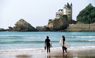 Illustration de surfeurs à Biarritz.