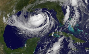 La tempête tropicale Isaac s'est transformée en ouragan et a touché l'extrême sud-est de la Louisiane, se dirigeant droit vers La Nouvelle-Orléans, sept ans quasiment jour pour jour après Katrina, qui avait ravagé la ville.