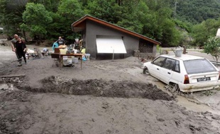 A Fos, dans les Pyrénées, tout près de la frontière espagnole, les eaux tumultueuses de la Garonne ont cédé la place, six mois après, à une fine couche de neige qui masque les traces des inondations, mais pas la détresse prégnante des habitants.