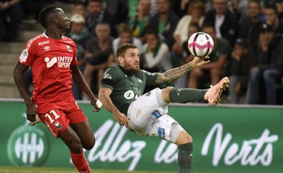 Mathieu Debuchy, ici au duel avec le Caennais Casimir Ninga, s'est à nouveau blessé samedi soir.