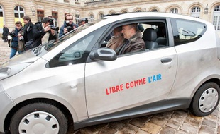 Alain Juppé au volant de l'Autolib de Bolloré, le 26 février 2013