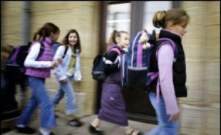 Des bambins couvés des yeux par leurs parents, quelques larmes, du brouhaha... A Mailley-et-Chazelot, la rentrée des classes n'a qu'un seul signe distinctif: elle a eu lieu lundi en avance sur toutes les autres écoles de France.