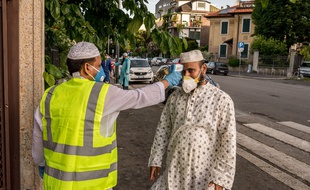 Un fidèle venu prier pour l'Aid El-Fitr dans une mosquée à Milan en Italie.