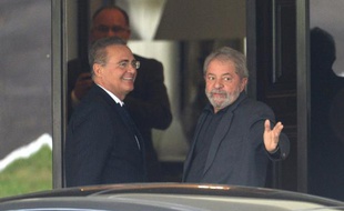 L'ex-président brésilien Luiz Inacio Lula da Silva (D) et le président du Sénat Renan Calheiros, le 26 avril 2016 à Brasilia