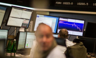 Des opérateurs boursiers à Francfort le 18 septembre 2015