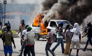 Des manifestants réclament la démission du président Jovenel Moise près du palais présidentiel à Port-au-Prince, en Haïti.