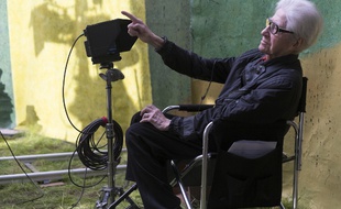 Alain Resnais sur le plateau d'Aimer, boire et chanter