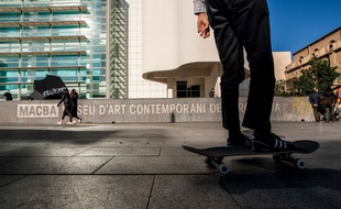 Un skateur sur la place Macba à Barcelone, en Espagne (illustration).
