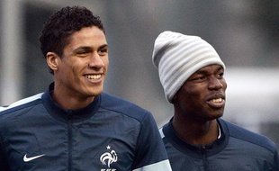 Raphaël Varane et Paul Pogba le 23 mars 2013 à l'entraînement, à Clairefontaine.