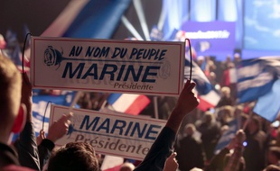 Des soutiens de Marine Le Pen au meeting de la candidate à la présidentielle, le 17 avril 2017 à Paris.