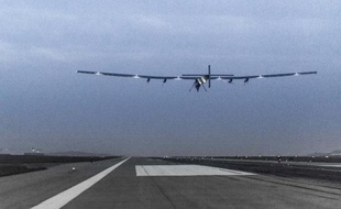 Photo diffusée par le projet Solar Impulse, montrant l'avion Solar Impulse 2 en train de décoller de l'aéroport de Chongqing, dans le sud-ouest de la Chine, le 21 avril 2015