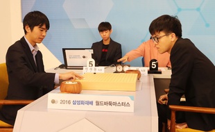 Les champions de jeu de go Lee Se-Dol et Ke Jie en octobre 2016 à Séoul (Corée du Sud).