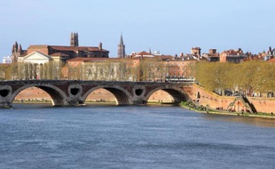 Photo du 2 avril 2011 montrant la ville de Toulouse, les rives de la Garonne, le pont neuf, la cathédrale Saint-Sernin (d) et l'église des Jacobins (c)