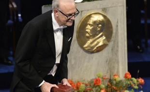 Le prix Nobel de littérature 2014, Patrick Modiano, recevant son prix le 10 décembre 2014 à Stockholm
