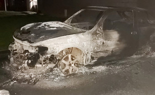 Une voiture calcinée à Mons-en-Barœul, près de Lille.