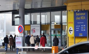 L'ancien patron d'Ikea France, la filiale du géant suédois du meuble au centre d'une enquête judiciaire pour avoir fait surveiller des employés et des clients, aurait lui-même "cautionné et supervisé l'espionnage d'au moins une salariée", selon Mediapart.