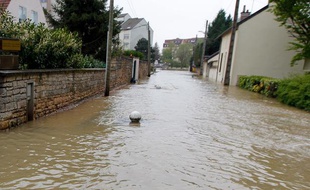 Des inondations a Dijon suite a la montee de la riviere Ouche, le 4 mai 2013. Une rue inondee du centre-ville de Dijon.