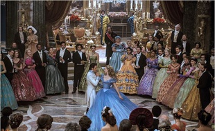 Lilly James et Richard Madden dans Cendrillon