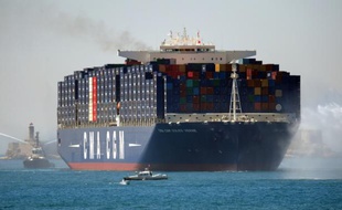 Le porte-conteneurs bataillant pavillon français CMA CGM Jules Verne arrive le 3 juin 2013 au port de Marseille