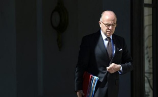 Le ministre de l'Intérieur Bernard Cazeneuve sort du Palais de l'Elysée, le 30 juin 2015 à Paris