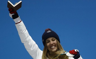 Julia Pereira De Sousa remporte la médaille d'argent en snowboard cross, à seulement 16 ans.